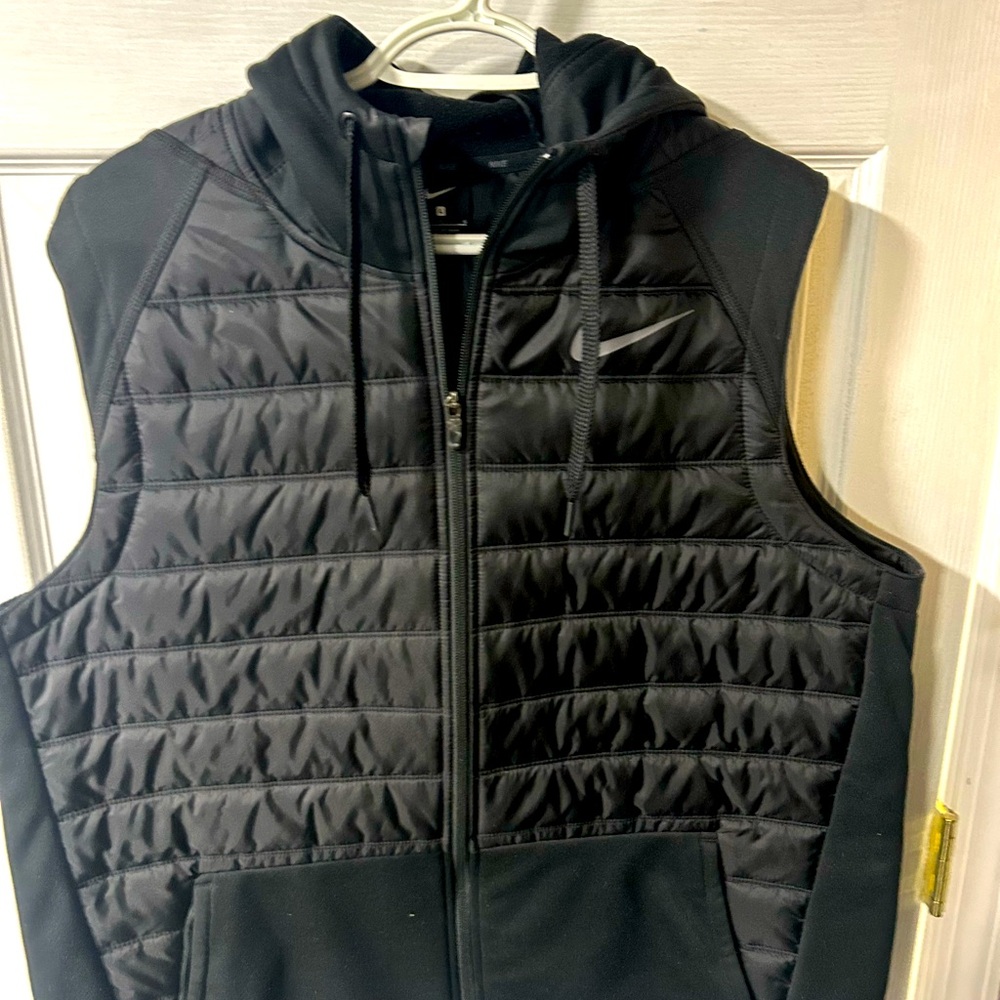Nike thermal vest , size large , worn a few times. Comfortable and stylish !